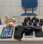 Homem é preso com drogas e arma dentro de casa no conjunto Paulo Bandeira em Maceió