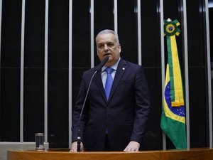 Projeto que garante mais segurança para veículos de aplicativo e táxis avança na Câmara dos Deputados