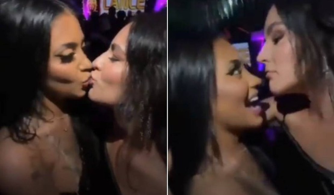 MC Mirella e Kéfera Buchmann se beijam em festa