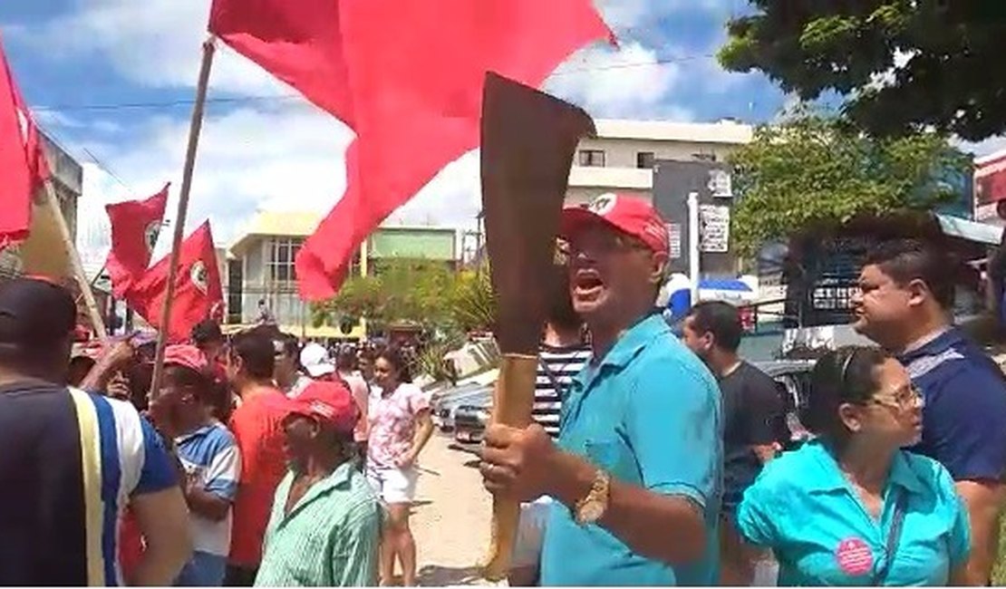 [Vídeo] Manifestantes obrigam comerciantes a fecharem as portas em Arapiraca 