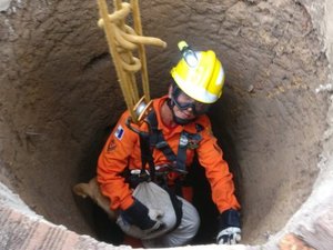 Bombeiros resgatam cachorro e filhotes presos em bueiro dentro de penitenciária
