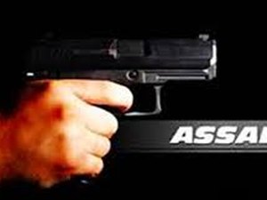 Casal armado em motocicleta assalta vítima, em Arapiraca