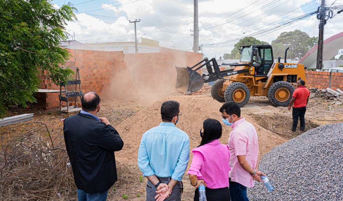 Empresa de ônibus realiza construção irregular em terreno da prefeitura de Arapiraca e Justiça determina reintegração de posse