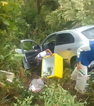 [Vídeo] Após madrugada de trabalho, carro de vendedor ambulante cai em ribanceira na AL-413