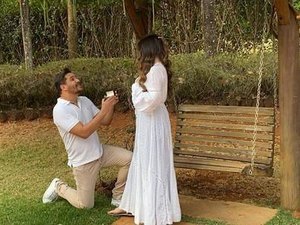 Cauan Máximo pede namorada em casamento: 'Ela disse sim'