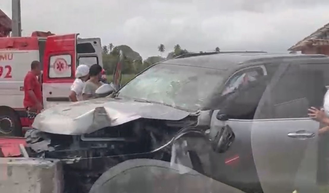 Mulher fica ferida em colisão entre carros na AL-101 Sul, em Marechal Deodoro