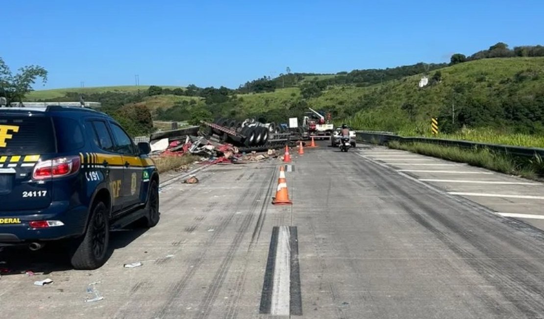 Carreta com material de limpeza tomba na BR-101, em Pilar.