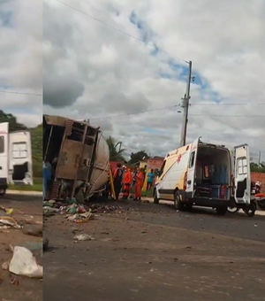 Caminhão compactador de lixo tomba e deixa trabalhador ferido na AL-115