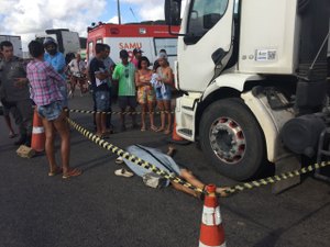 Roda de caminhão se desprende e mata pedestre na BR 101