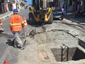 Obra emergencial em galeria de drenagem interdita ruas no bairro do Clima Bom