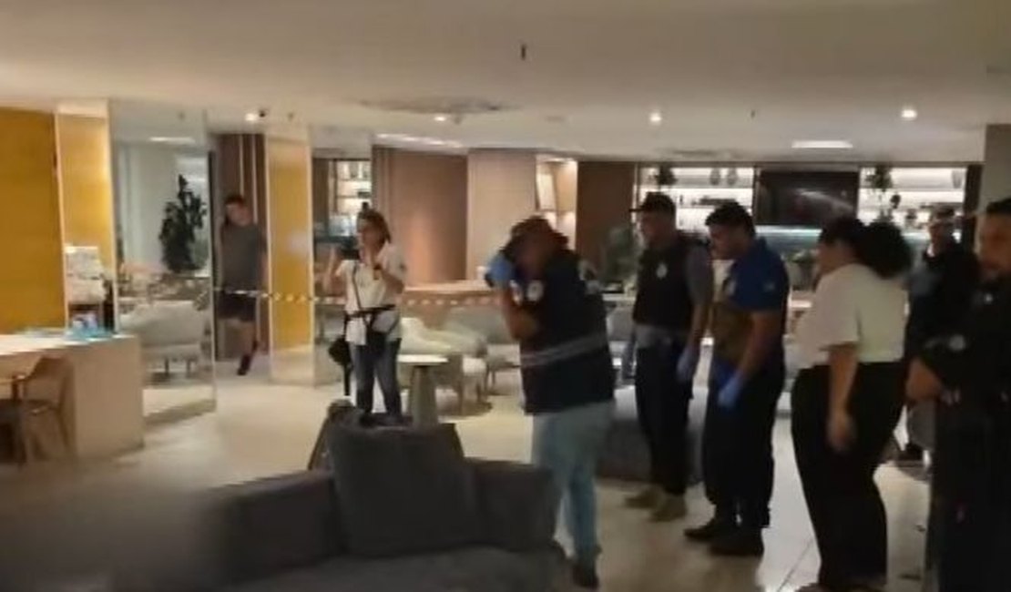 Homem é baleado, tenta se esconder e morre em recepção de hotel na Pajuçara