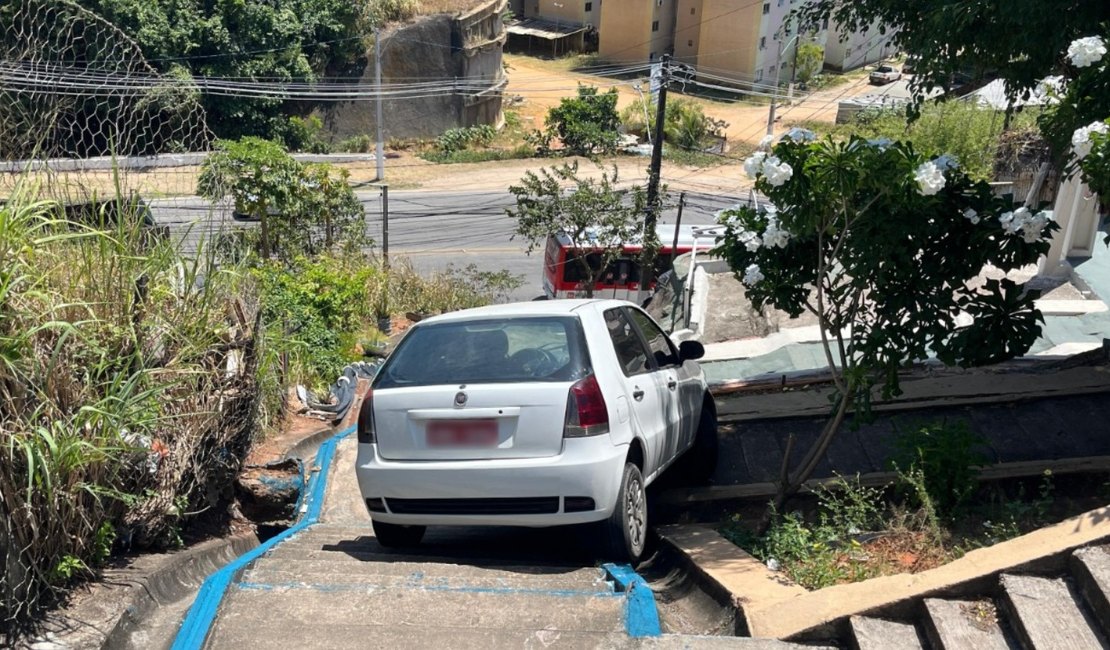 Motorista tenta descer com carro em escadaria e motivo surpreende