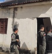 Mulher é resgatada por policiais militares após atear fogo na própria casa em Arapiraca