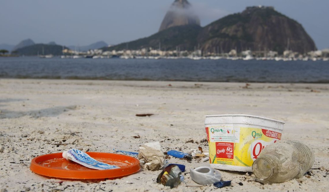 Bitucas de cigarro somam maior lixo de praias brasileiras, diz estudo