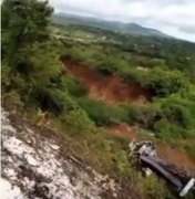 Caminhão cai em ribanceira após falha nos freios e motorista fica ferido em Palmeira dos Índios