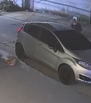 Homem é flagrado por câmeras ao furtar veículo na Jatiúca, em Maceió