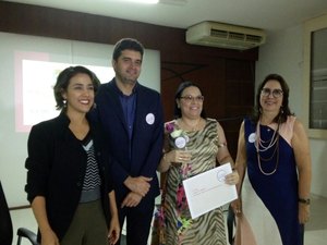 Mês da Mulher: prefeito e primeira-dama premiam servidoras da Saúde