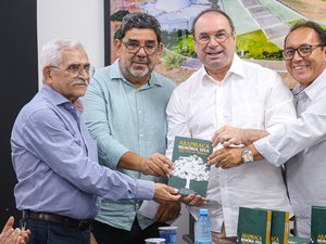 Obra literária de jornalistas homenageia personagens e os 100 anos de Arapiraca