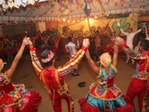 Arraiá Forró na Roça traz o nascimento do sertanejo pelo barro