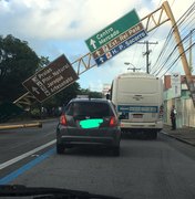 Queda de placa de trânsito causa transtornos para motorista na Av. Fernandes Lima 