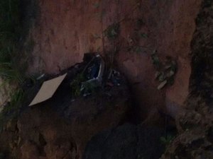 Deslizamento de barreira atinge casa e deixa soterrados no Benedito Bentes