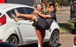Mulher viraliza carregando marido no colo após ele quebrar o pé
