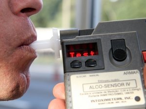 PRF flagra nove pessoas e prende quatro por embriaguez ao volante