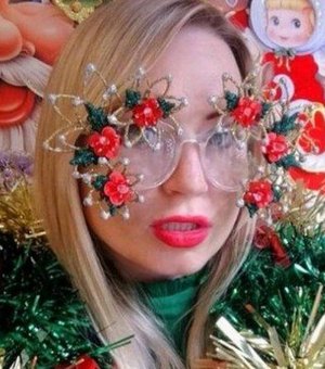 Estilista obcecada pelo Natal cria modelitos bizarros com decorações