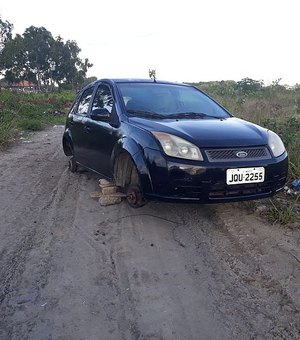 Carro é encontrado abandonado e sem rodas em matagal por trás da Ufal