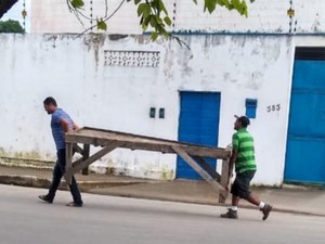 Feira é instalada sem aviso na frente da casa de moradores do Graciliano