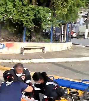 Colisão entre carro e moto deixa jovem ferido na ‘Bomba da Marieta’ em Maceió