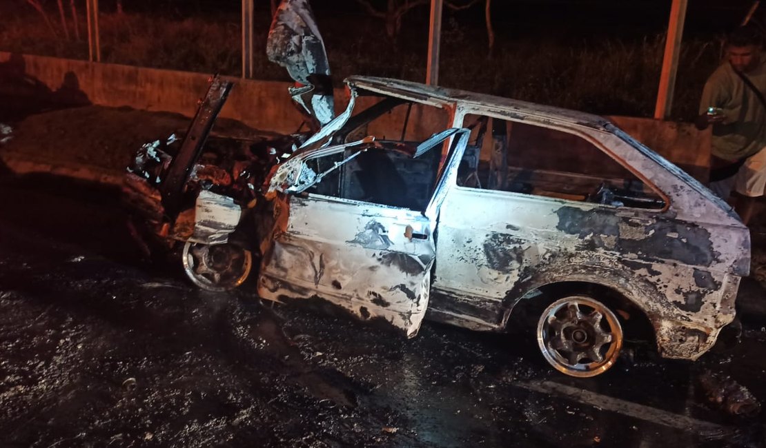 Motociclista morre e veículo pega fogo após colisão na AL 125, em Olivença