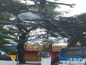 Trânsito fica lento na Avenida Durval de Góes Monteiro após poste partido ao meio