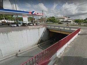 Carreta derruba estrutura de concreto que dá acesso à Av. Fernandes Lima
