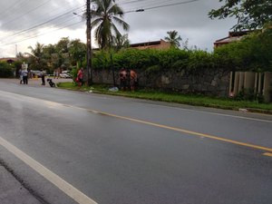 Jovem morre após veículo sair da pista e se chocar com poste, em Maragogi