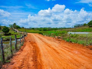 Força-tarefa da prefeitura recupera estrada danificada pelas fortes chuvas em Arapiraca