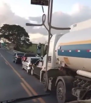 Acidente envolvendo quatro carros e uma carreta tanque deixa trânsito interditado em Marechal Deodoro