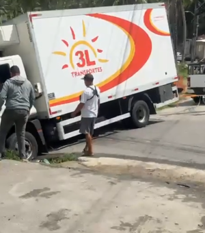 Caminhão de transportadora fica preso em buraco na Ladeira da Moenda, em Maceió
