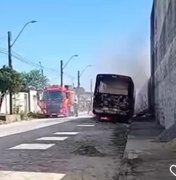 [Vídeo] Ônibus abandonado pega fogo no Conjunto Santa Maria