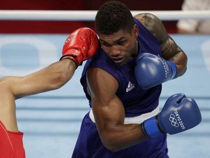 Pelo menos o bronze! Abner Teixeira vence e vai às semis no boxe