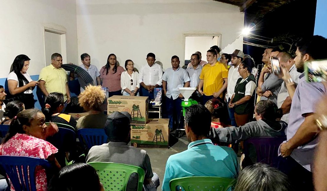Prefeitura de Palmeira entrega forrageiras e kits de irrigação para agricultores do município