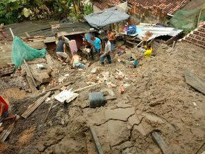 Casa desaba e outras duas são atingidas durante chuva em Messias