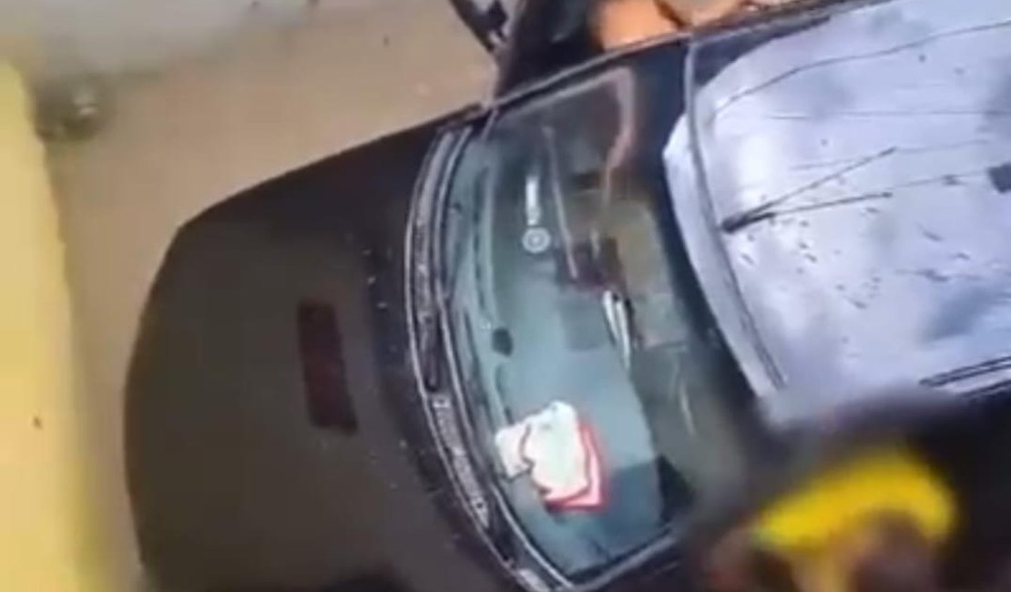 [Vídeo] Família desesperada tenta salvar carro alagado no bairro Forene