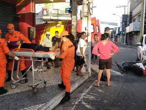 Mulher fica ferida em colisão entre motocicleta e carro de passeio
