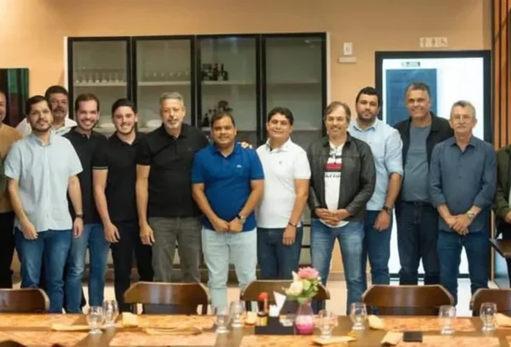Arthur Lira visita Palmeira dos Índios e conversa sobre formação de frente de oposição