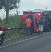 [Vídeo] Acidente com carro de prefeitura, caminhão e moto deixa feridos na BR-316, em AL