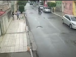 Câmera de segurança flagra tentativa de assalto no bairro do Poço