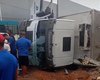 Vídeo mostra momento em que caminhão tomba na AL-110 e colide contra muro em Arapiraca