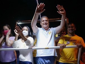 Alfredo Gaspar fala em revitalização de conjuntos habitacionais durante visita na parte alta da capital