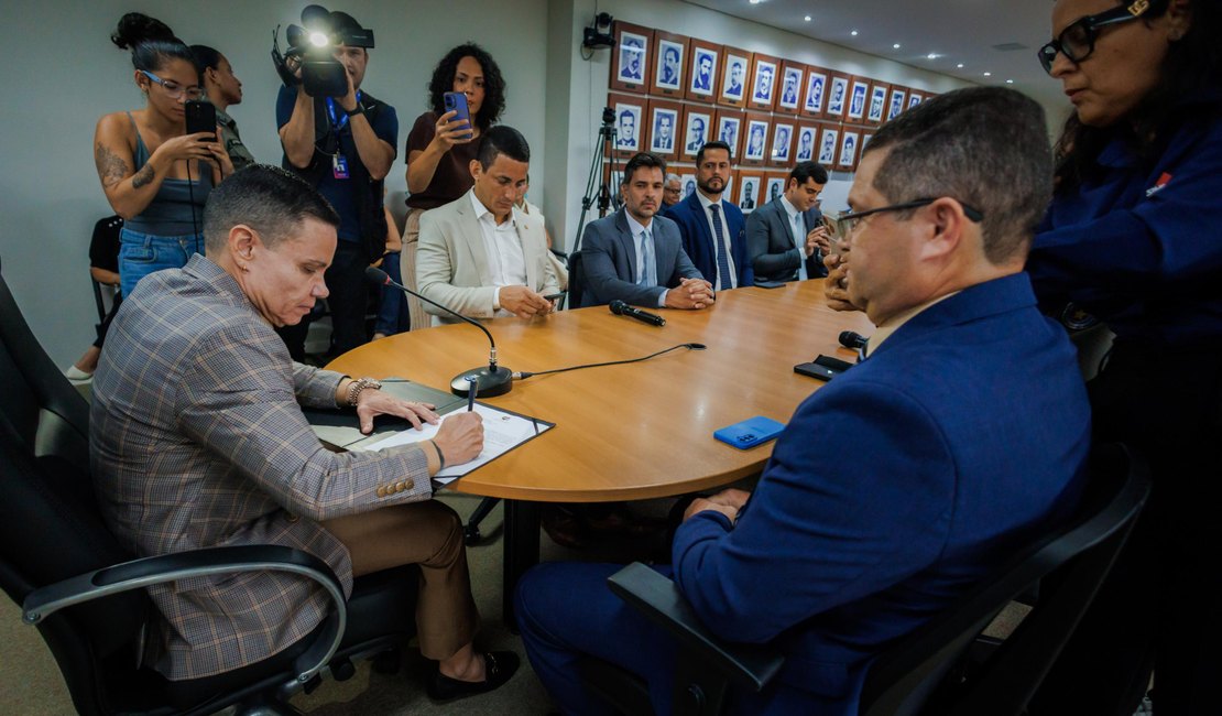 Governo de AL assina acordo administrativo para majoração da carga horária dos policiais civis